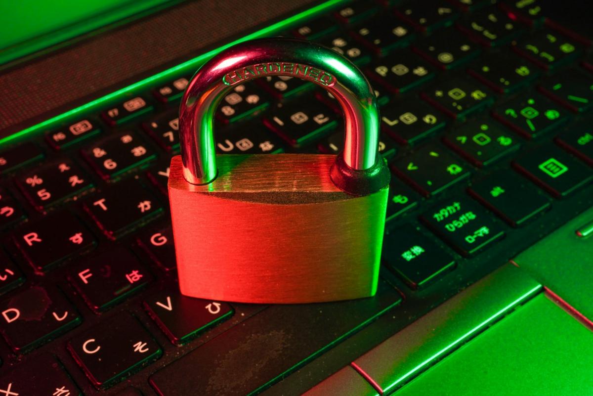 Vorhängeschloss auf einer Computertastatur