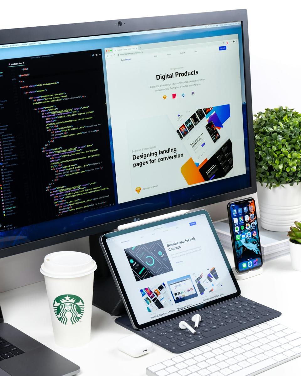Monitor und Tablet mit einem Website-Design